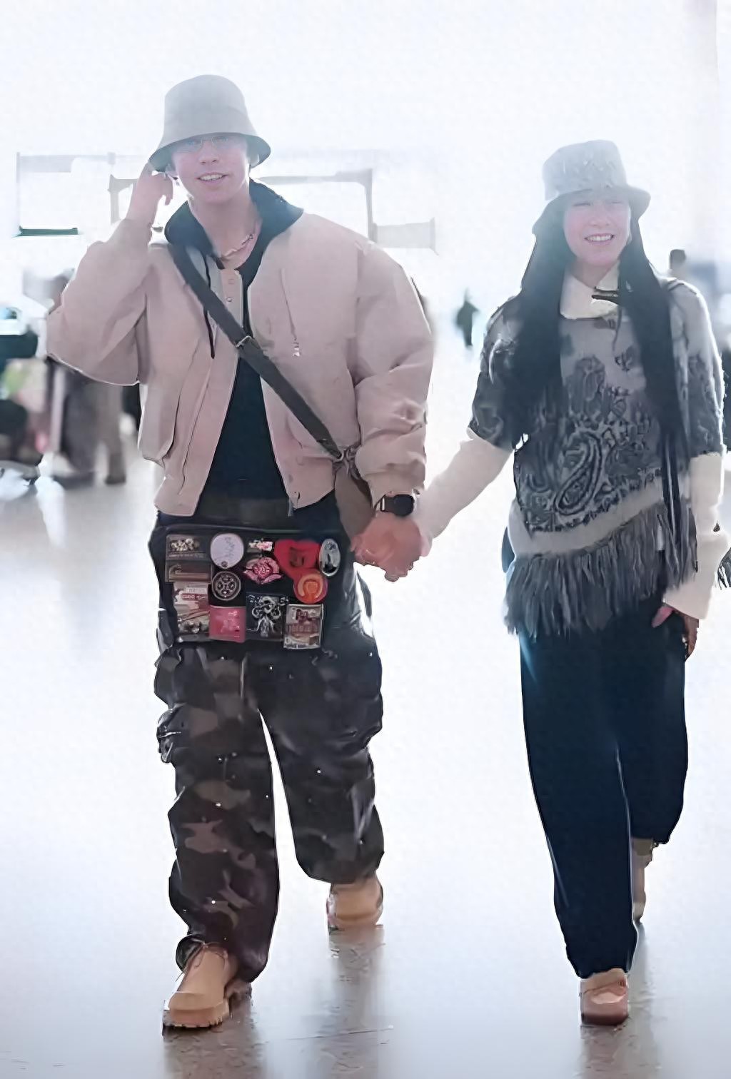 55岁钟丽缇43岁张伦硕出现在机场！钟丽缇素颜显老气，俩人像母子