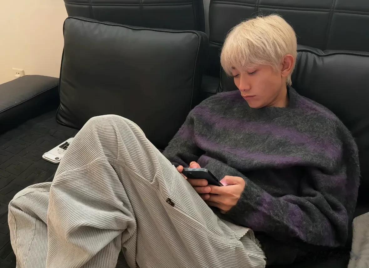 张一山晒过年聚会照，家里大得能跑步，仨发小都有白头发了