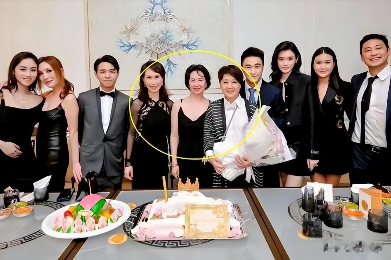 何超琼到何超盈豪宅过年！姐妹俩又搂又抱，跟6岁外甥女穿亲子装