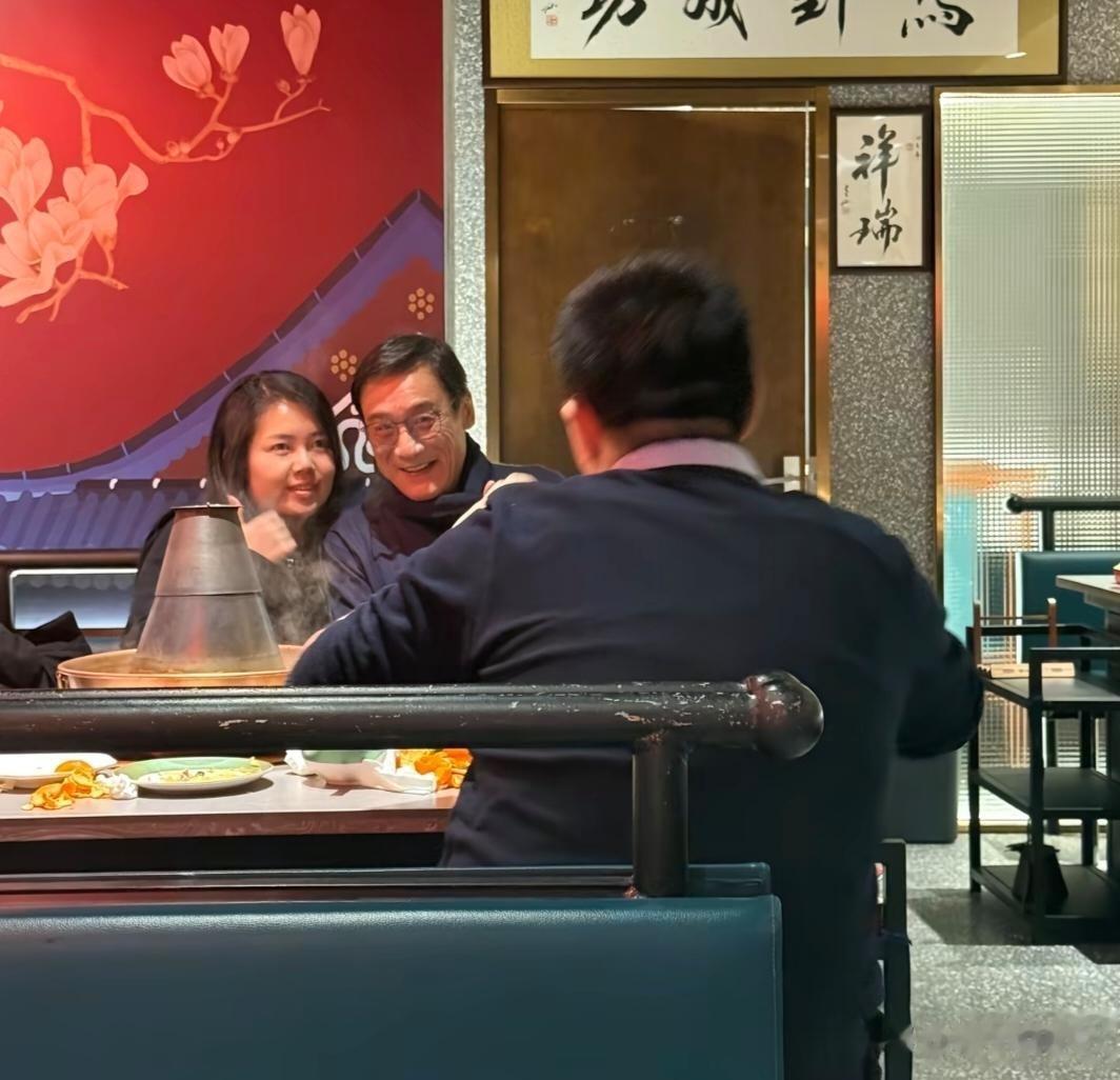 68岁梁家辉在北京一家餐馆吃火锅，他看起来苍老了好多，身材很瘦