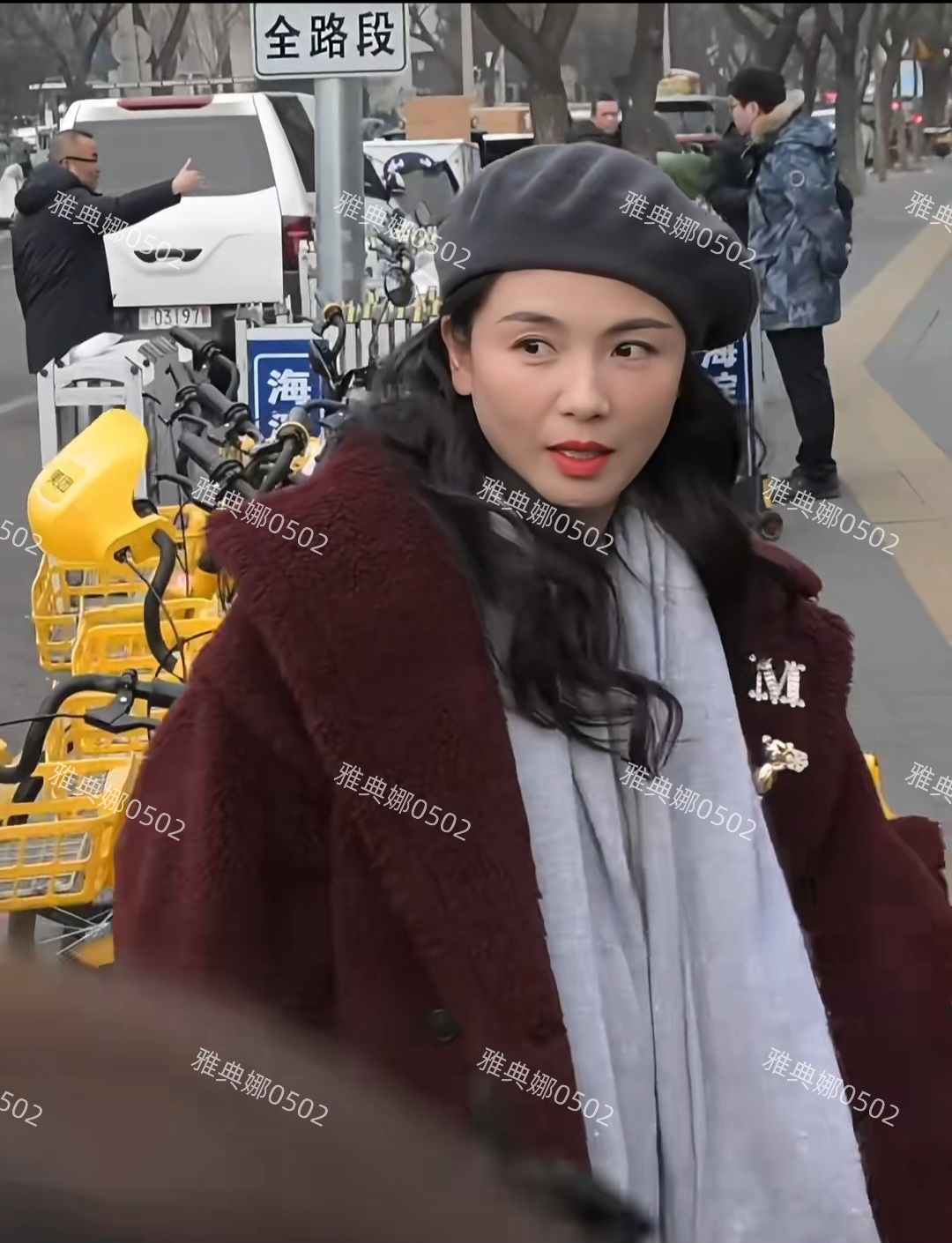 电视台门口蹲到参加春晚彩排的刘涛,本人打扮时尚但皮肤黑不年轻