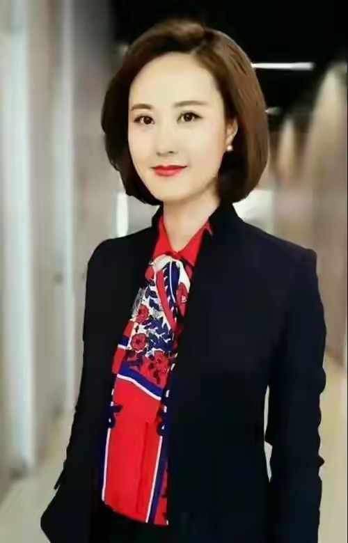 央视知性女主播秦方：才貌与初心兼具的时光美人！