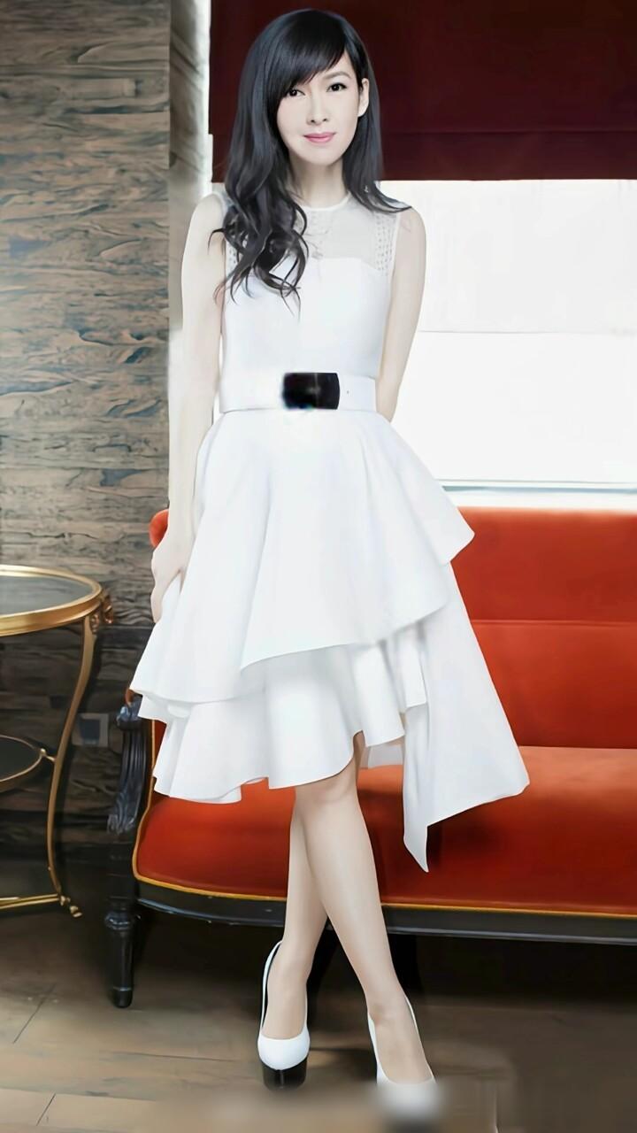 周慧敏，身材还不错