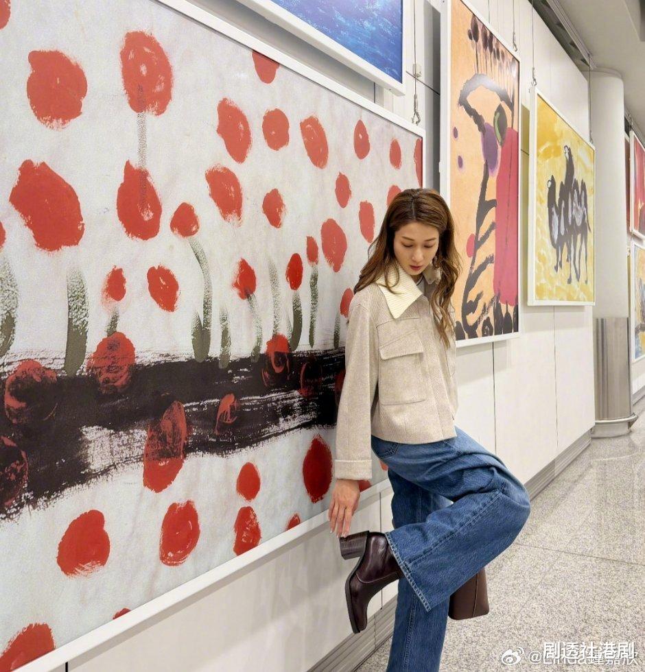 TVB前当家花旦携女摆摊卖糖果！被赞冻龄太亲和，此前一度曝婚变