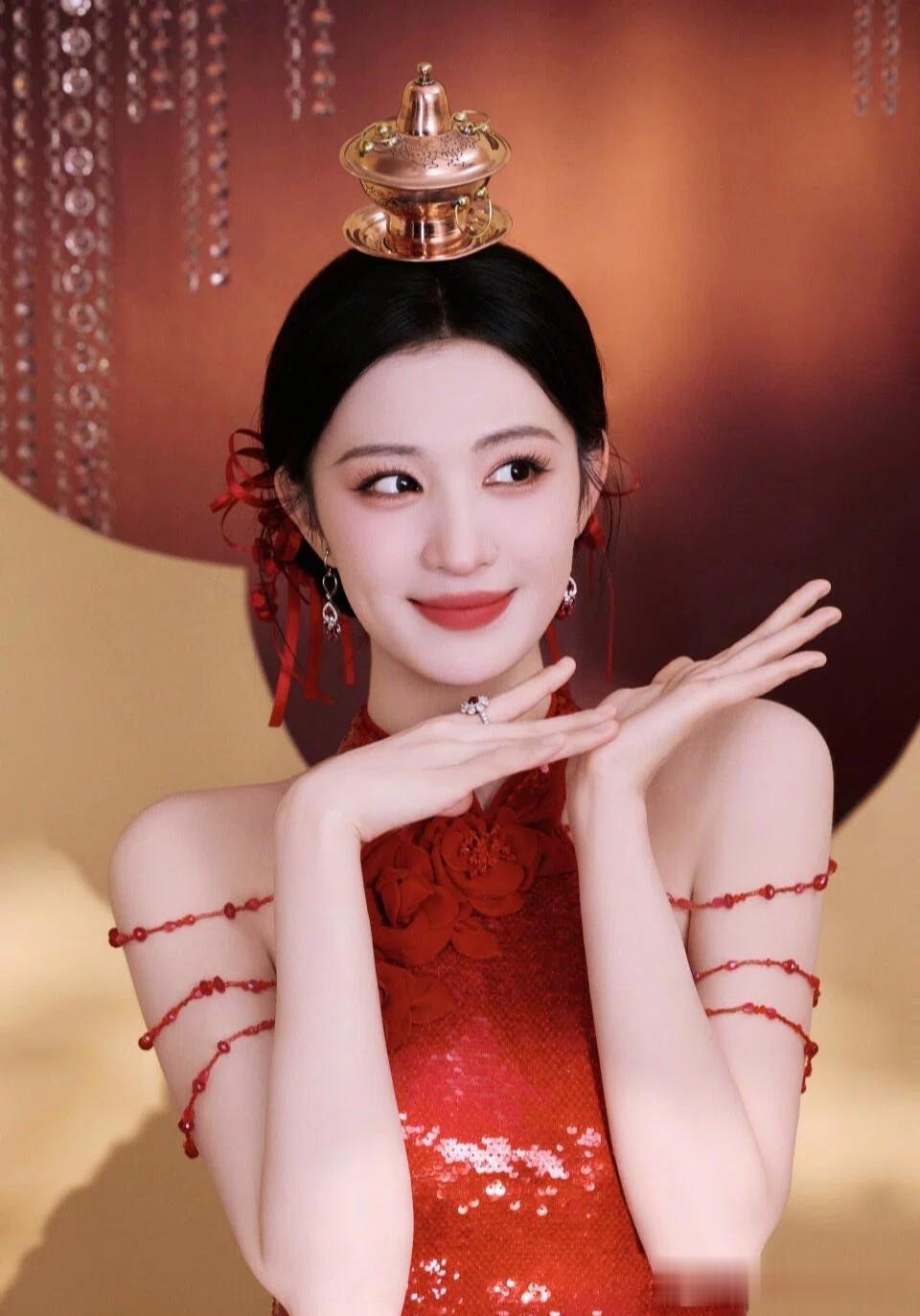 王楚然春晚造型太美了，穿红裙明艳大气，状态好的像18岁!
