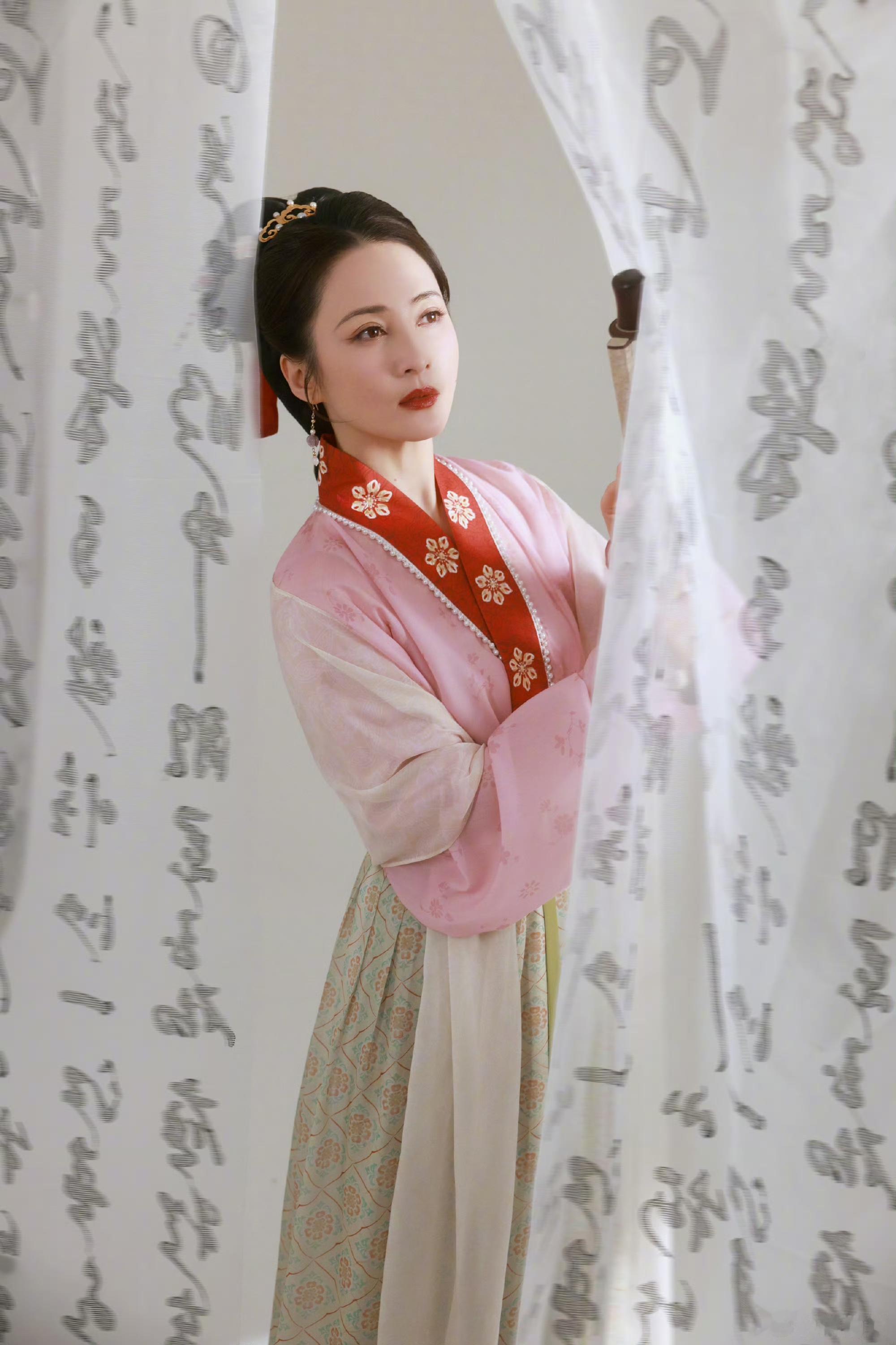 蒋勤勤跨风格演绎！中式矜贵、英伦飒爽、宋韵风雅，美到极致