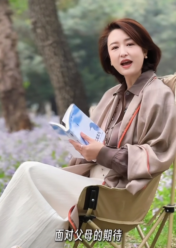 张蕾林间荐书，浅棕衬衫白裙披肩短发温柔知性尽显优雅气质