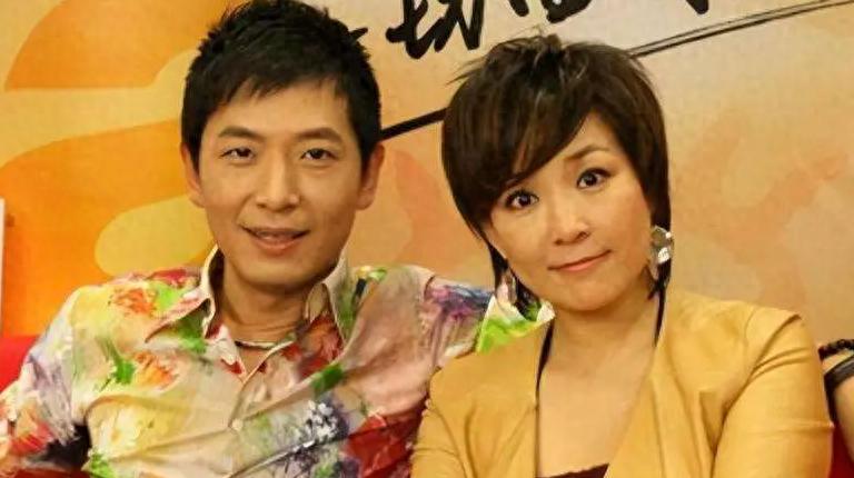 与李静牵手散步近1个月,戴军再曝猛料,又暴露一个小圈子的恶俗