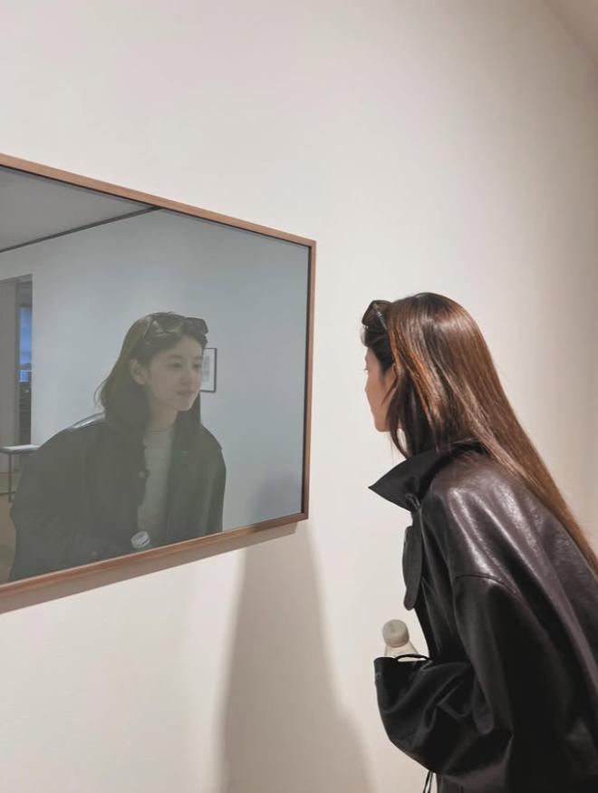 32岁章泽天晒画廊自拍！素颜对镜子哈哈大笑，生活中状态也很阳光