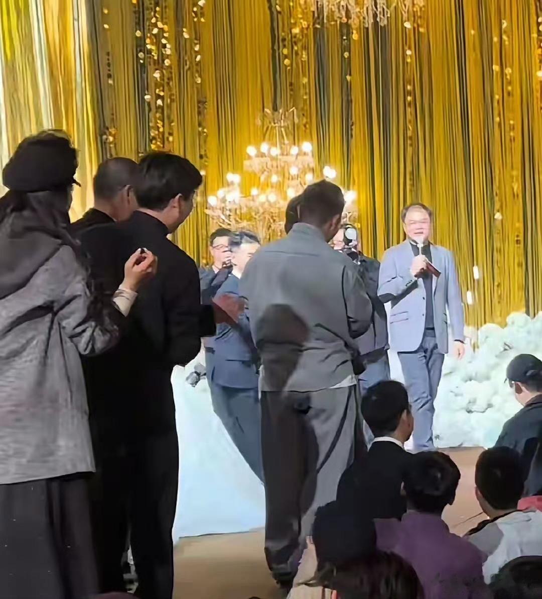 郭德纲一家参加婚礼 11岁郭汾阳胖嘟嘟被宠上天 助哥哥郭麒麟抢到花