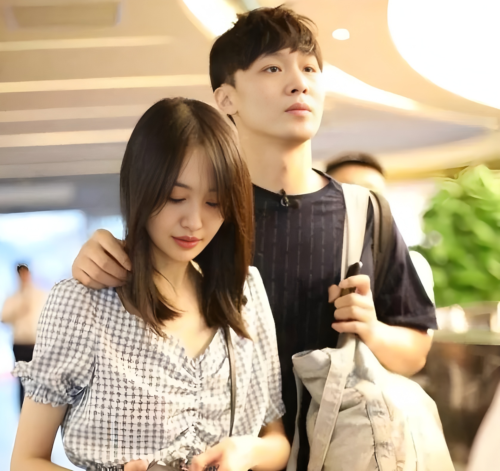 封杀五年后，34岁郑爽在美直播与粉丝重聚，面部僵硬发际线稀疏