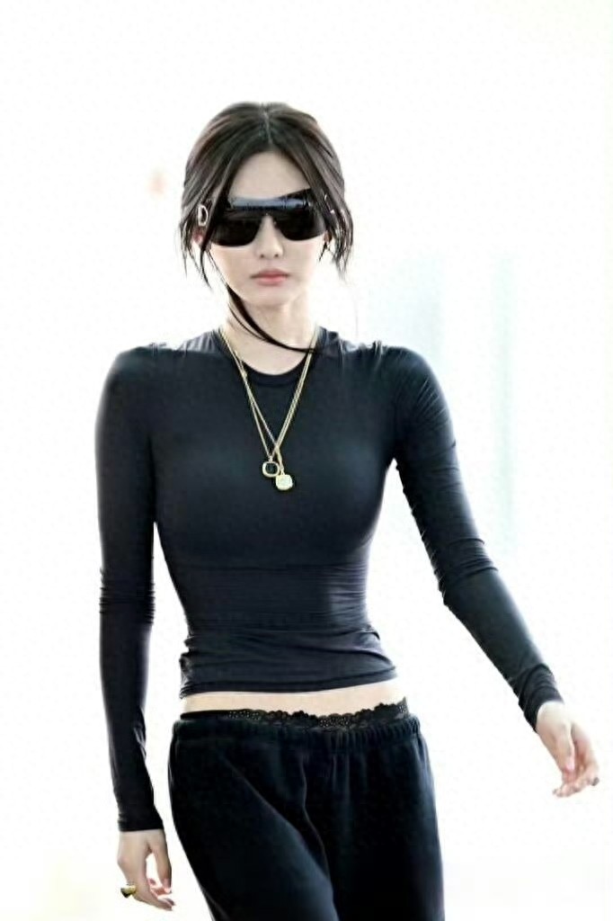 宁艺卓 这一身又酷又显身材 太火辣了！不过手上的纹身有点不习惯