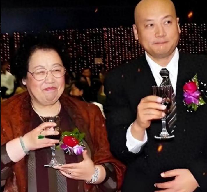 遁入空门？迟重瑞寺庙诵经，送妻后被曝皈依，百亿遗产说扔就扔