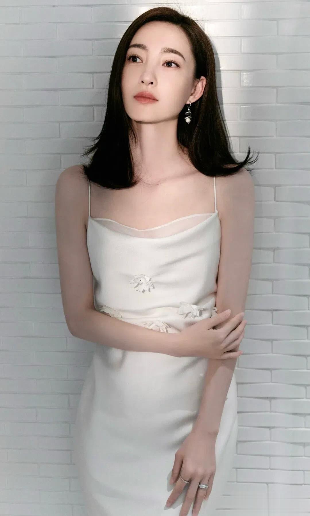 王丽坤写真鉴赏｜素白裙装，藏着最动人的气质。