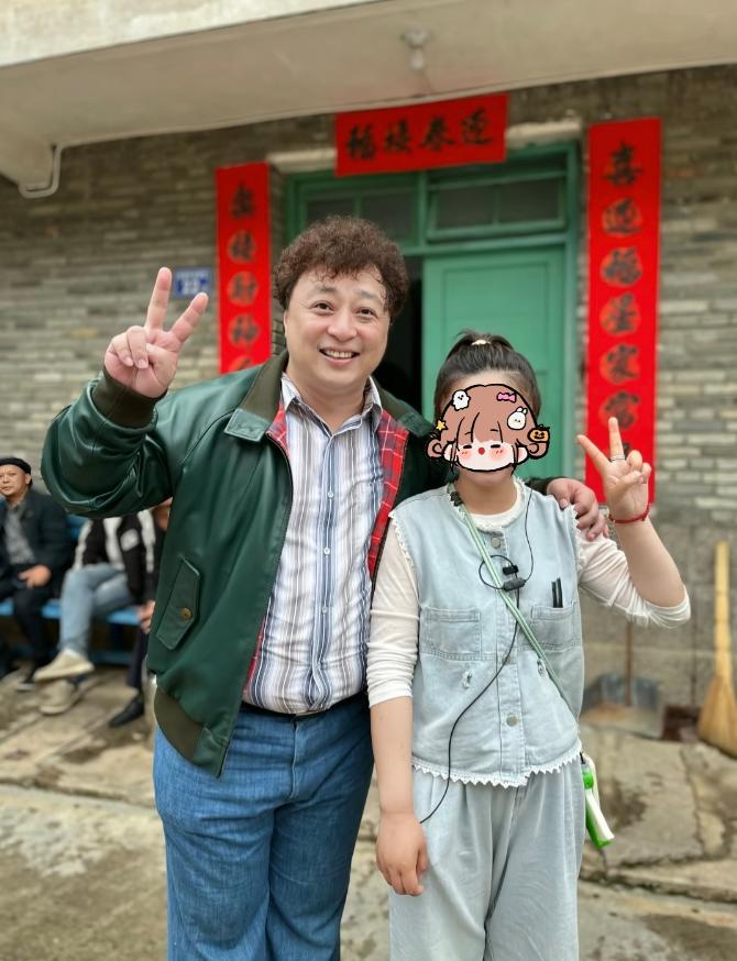 《小城大事》杀青朱媛媛合影!怕明天没精力咳嗽厉害,辛柏青陪着