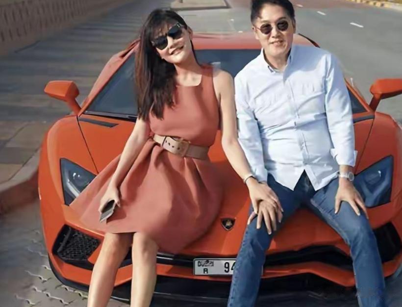 67岁富商马清铿与情妇首度公开亮相，称想获得尊重太难，女方泪崩