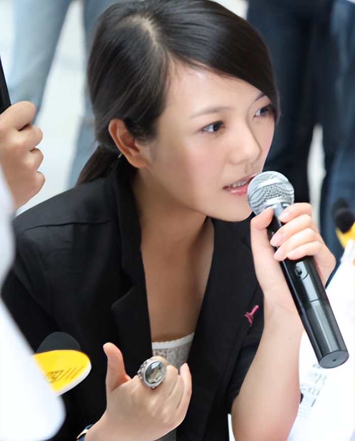 杨乐乐后悔全职带娃落泪，和汪涵多年感情再受争议