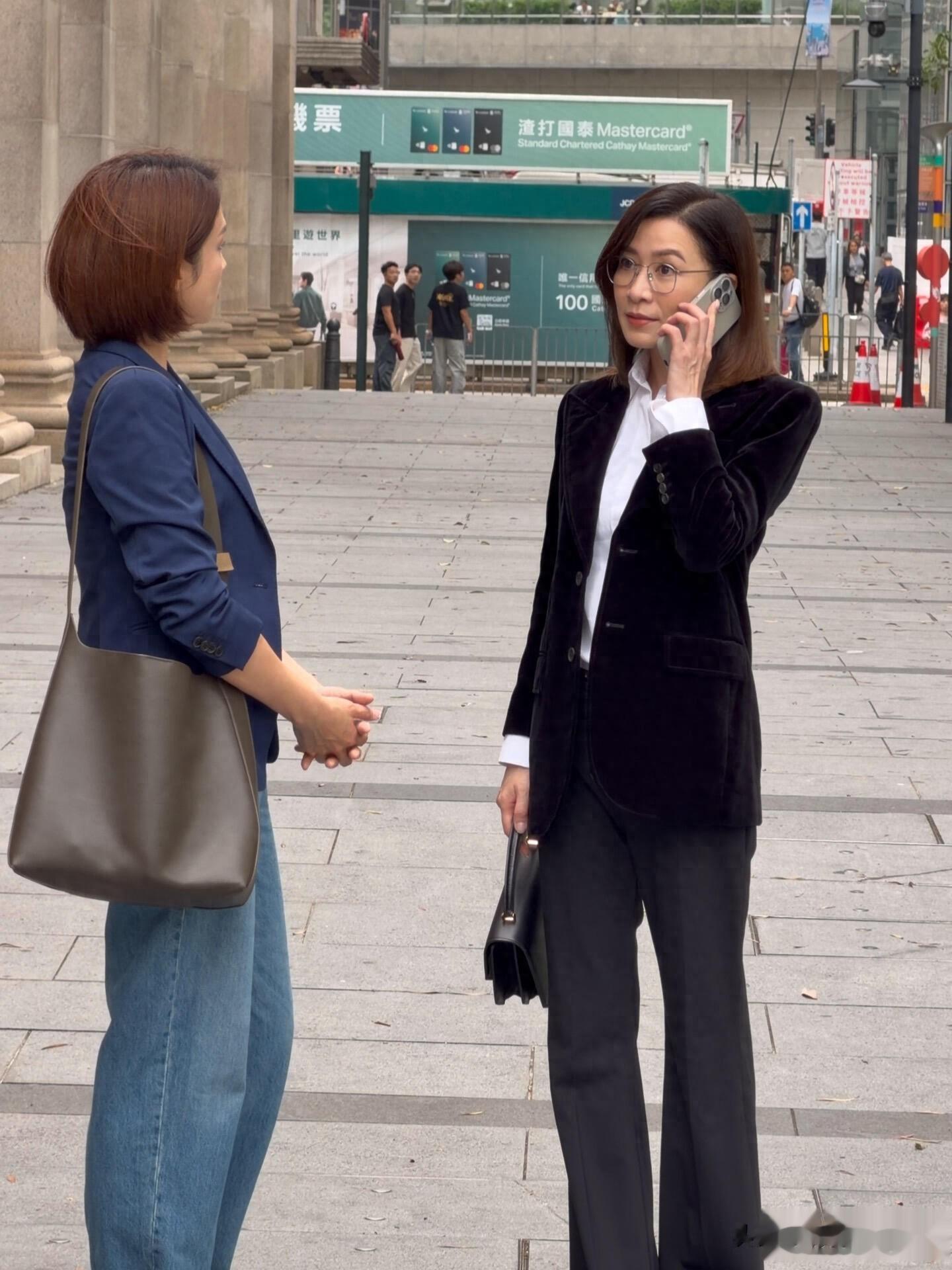 佘诗曼香港拍戏被偶遇，穿黑色西服戴着眼镜干练又气质，本人好美