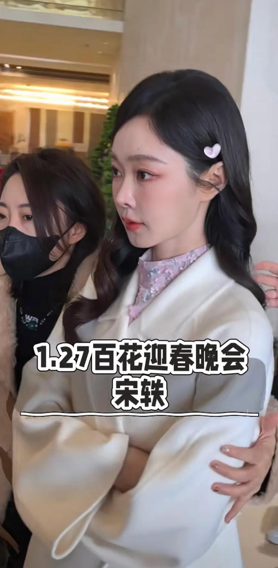 章子怡穿红裙录春晚，陈妍希娇俏，于适站蓝羽身边，张译很帅气