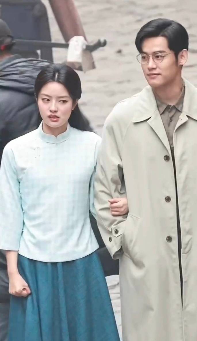 女演员因太冷催促工作人员登上热搜，网友热议是否“挂脸耍大牌”