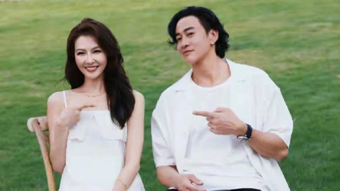何润东结婚10年，46岁妻子林姵希保养很好