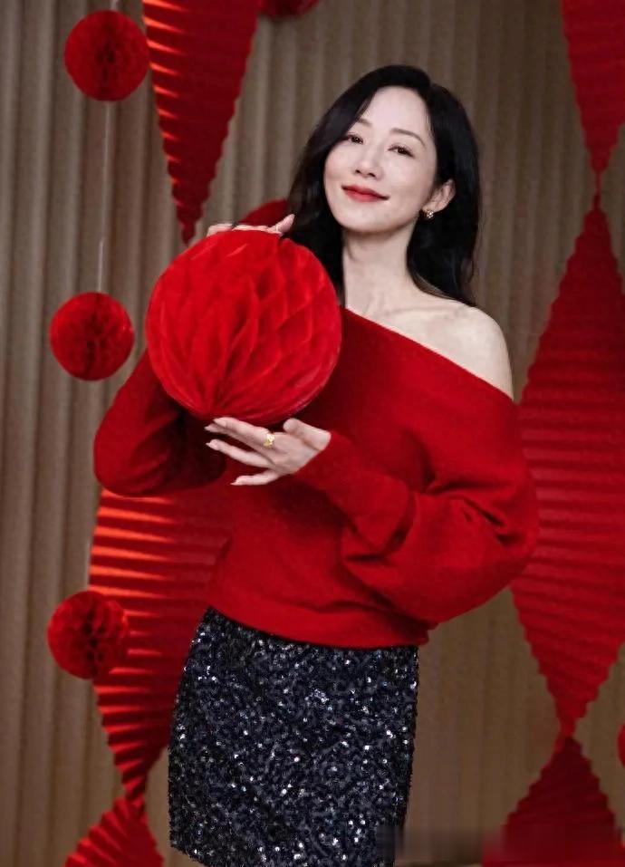 43岁韩雪的中年穿搭真高级！斜肩毛衣+亮片短裙+短靴，时髦又洋气