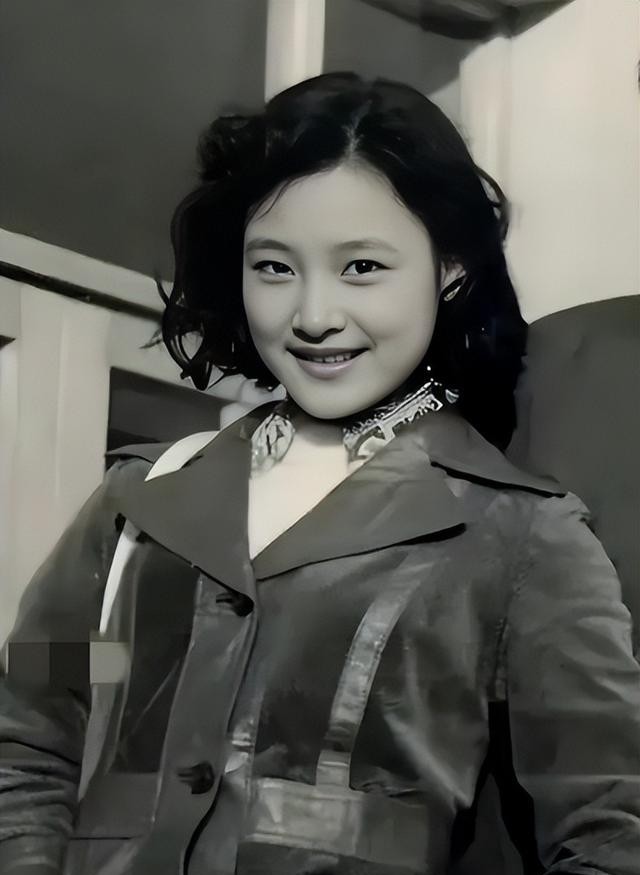 让春晚导演给全国观众道歉，入美国籍后却回国捞金，陈冲凭什么？