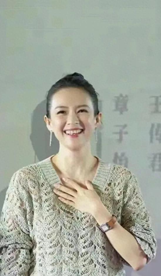 46岁章子怡增肥后颜值逆袭，洞洞衫配白裤显贵气，美得焕然一新