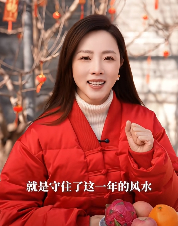 李思思分享马年避谶,红羽绒服配白高领毛衣,知性又优雅