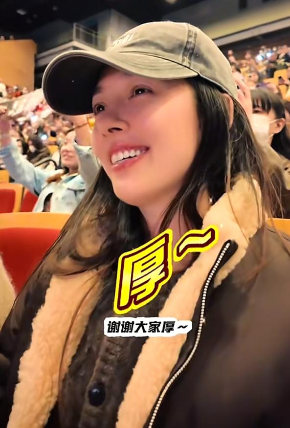 郭碧婷台北看陈丽君越剧演出!素颜油头颜值抗打,两姐妹合影好美