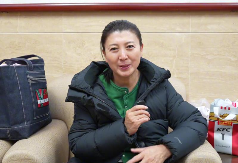 凉了!继瞧不起农民被扒后,闫学晶又被曝身份造假 李雪健不再沉默