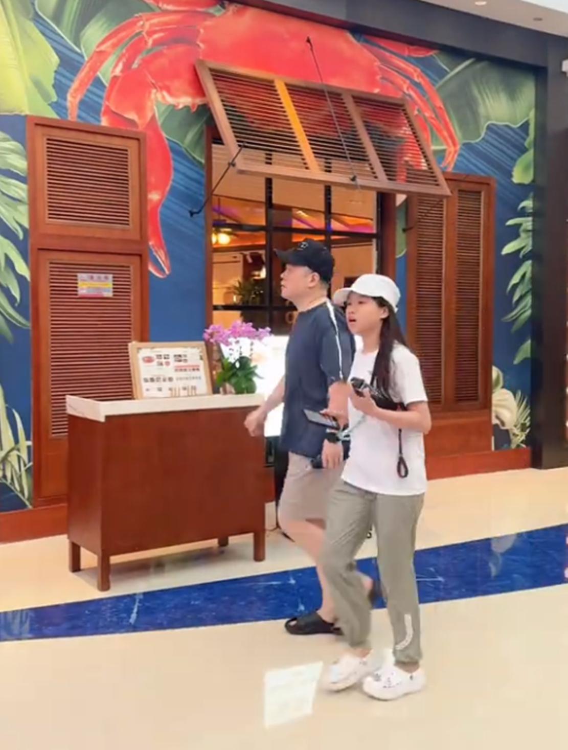 岳云鹏三亚度假被偶遇，瘦身8斤颜值飙升，女儿身高成亮点