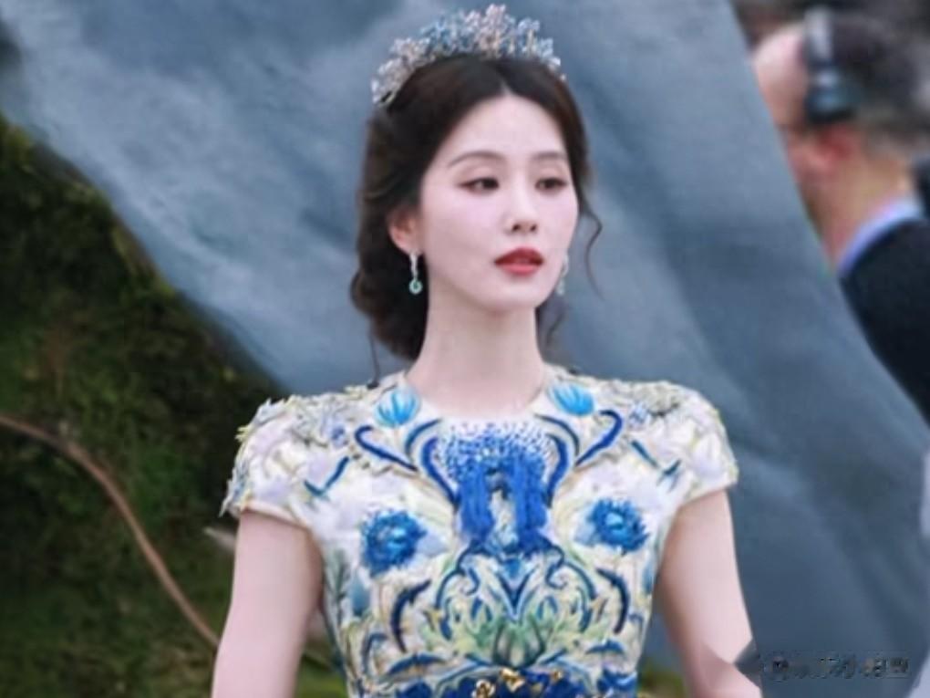 刘诗诗头戴王冠红毯开场，凭啥美上热搜？凭啥梦回龙葵？
