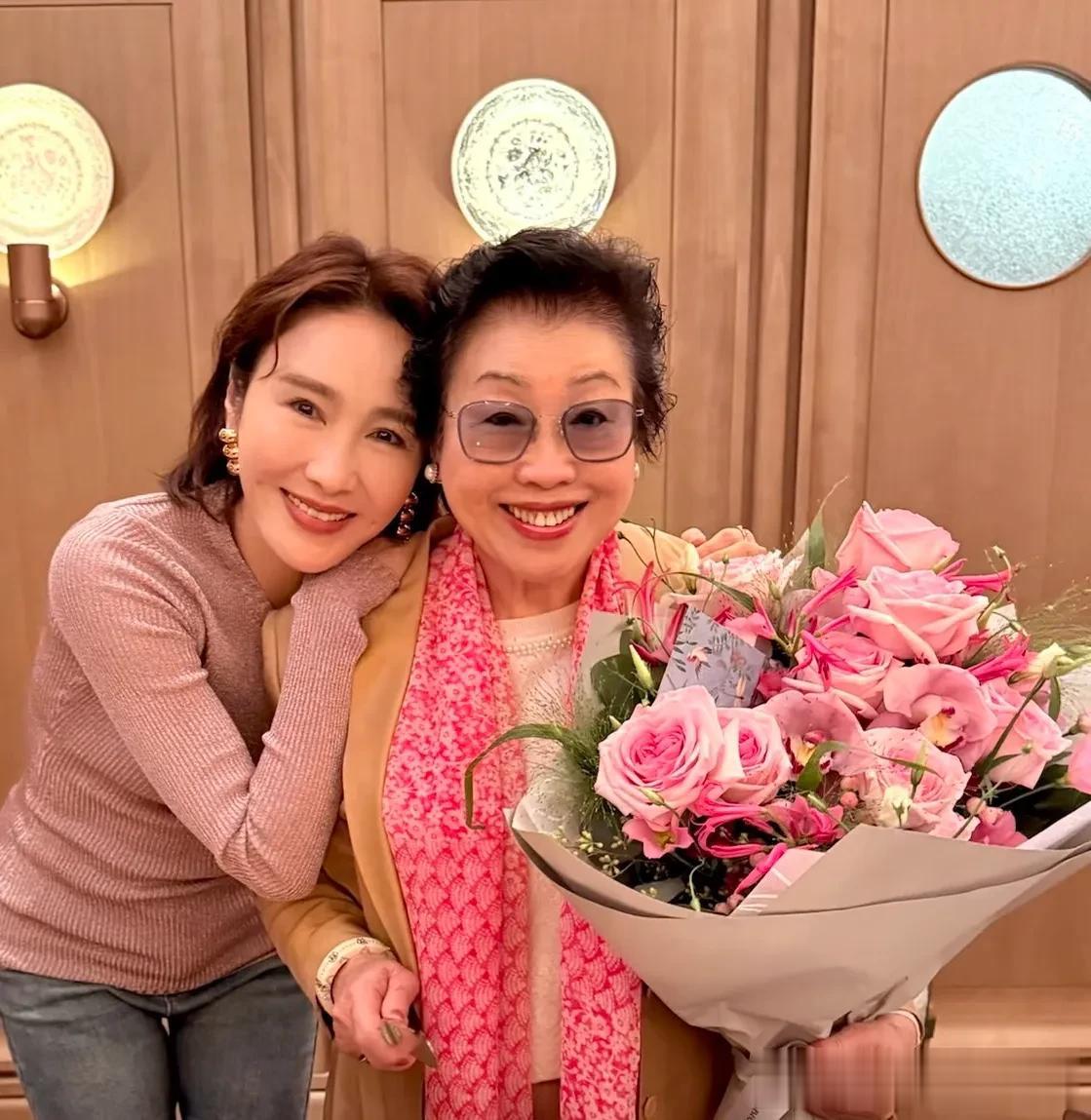 黎姿给妈妈庆生全家出镜,坐轮椅弟弟抢镜,白白胖胖被照顾的很好