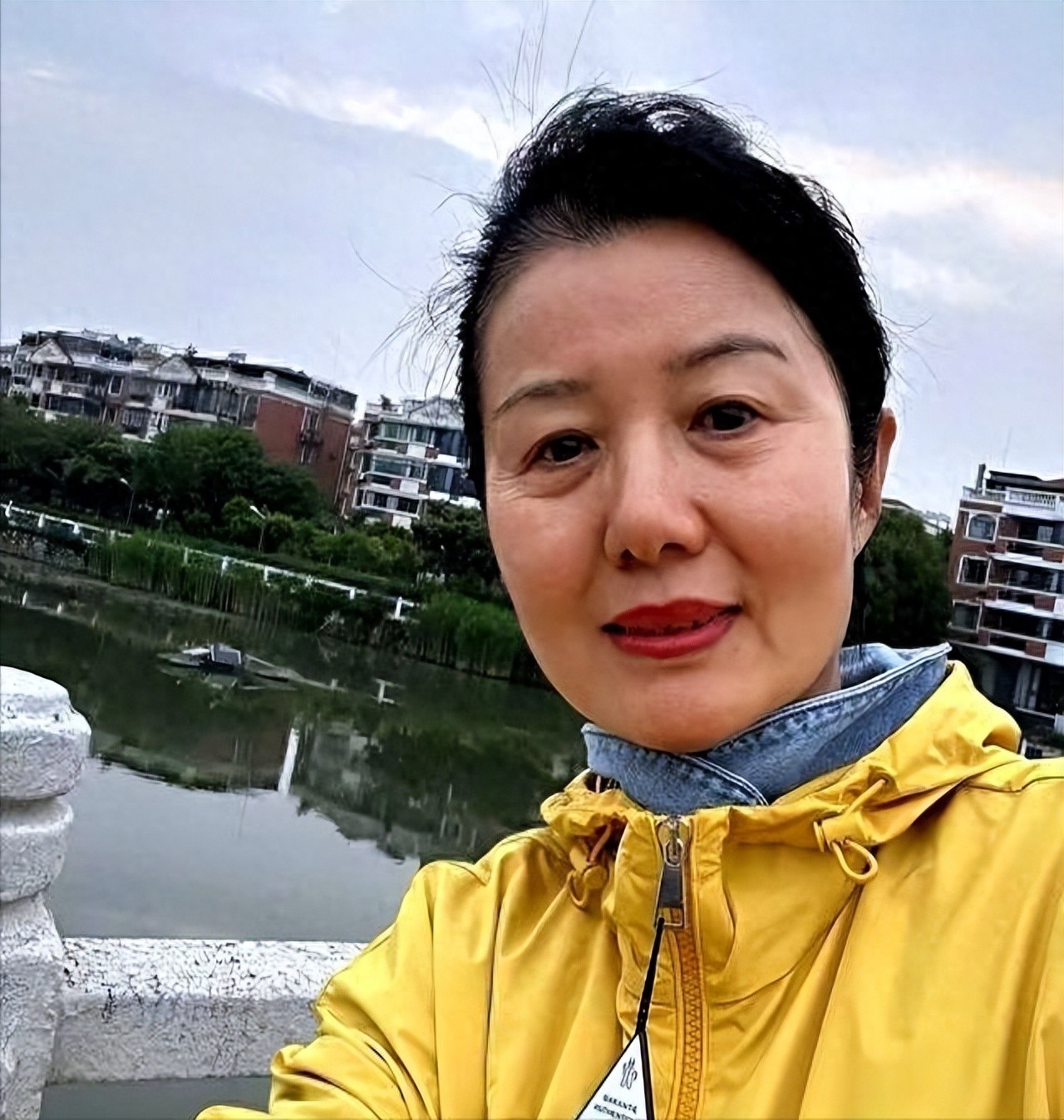 59岁郑卫莉：挺孕肚拿奖，丈夫出轨继子冷淡，如今生活怎么样了