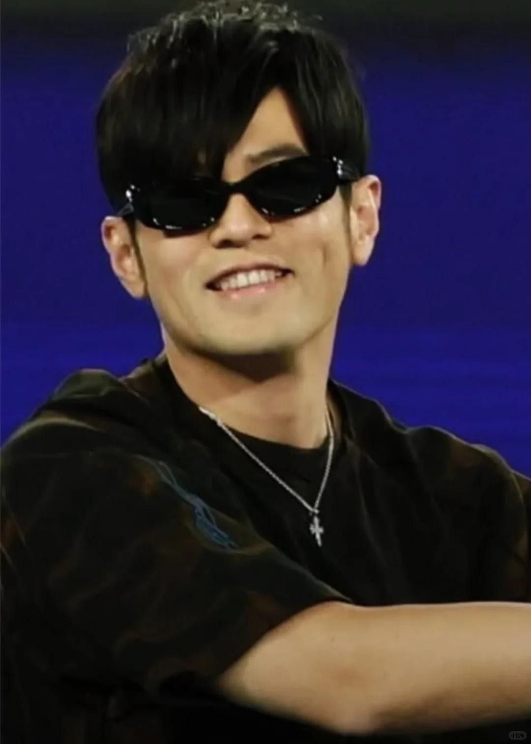 周杰伦澳网首赛！戴假发上场、5秒出局球都没碰到，昆凌憋不住笑