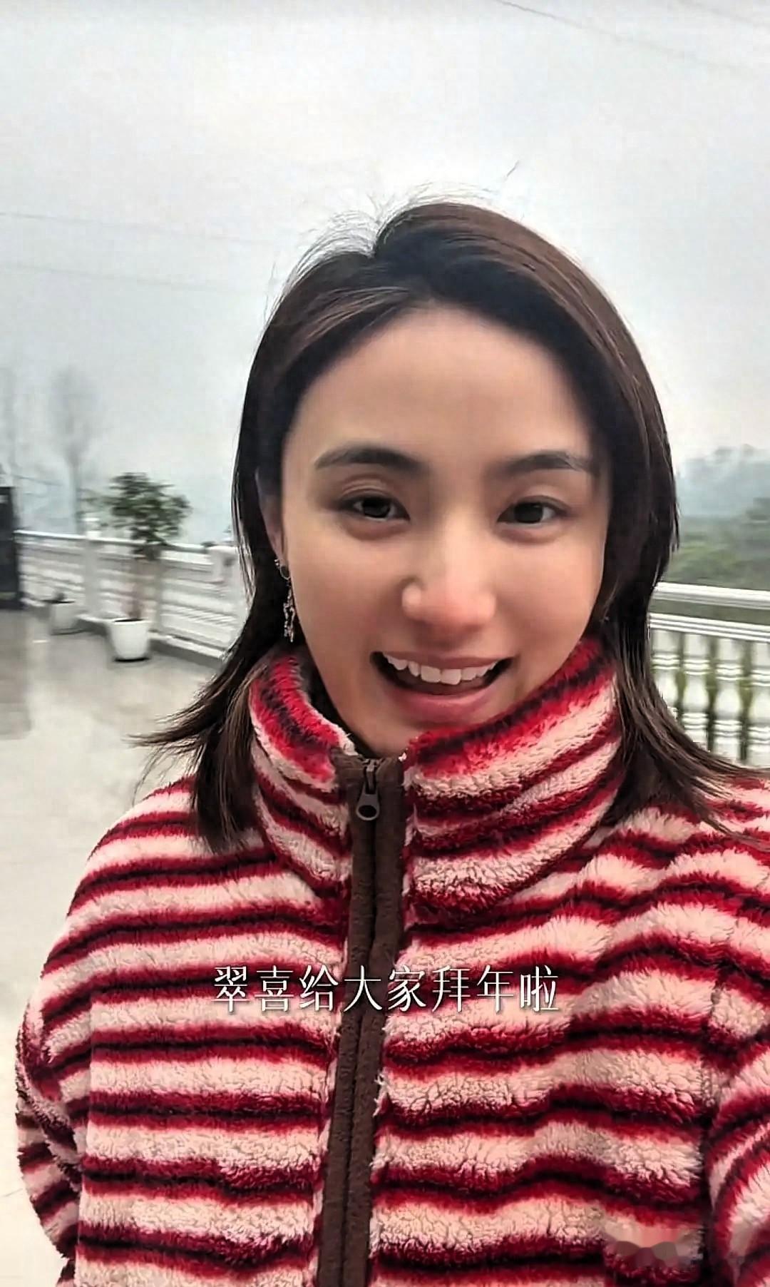 李亚鹏前妻回四川过年，住村里山上大别墅，三层楼院子大到能跑步