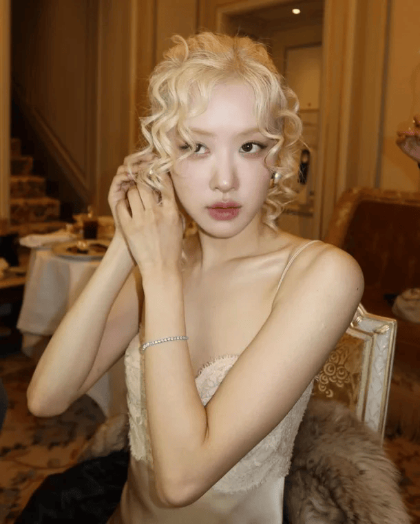 韩星Rosé被曝为维持7年金发，坚持每两周漂染一次