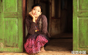 我痛失白月光后，大伯让我娶39岁妓女为妻，新婚夜，我开始飞黄腾达