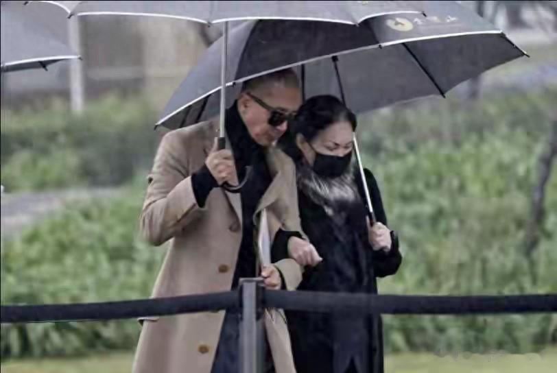 大S逝世周年！具俊晔暴瘦20斤哀戚现身 好友齐聚悼念看哭全网