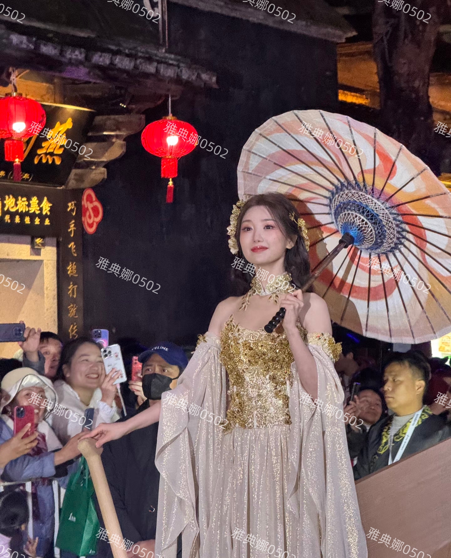 毛晓彤的美貌被低估了，她今天现身福州扮花车女神，本人好美好甜