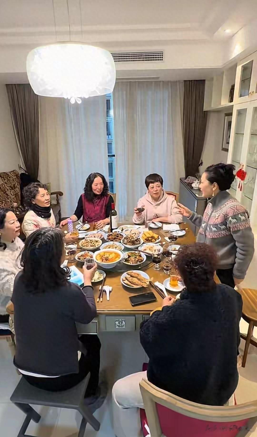 62岁何赛飞在家约姐妹小聚，不摆架子不搞排场，这氛围太舒服了