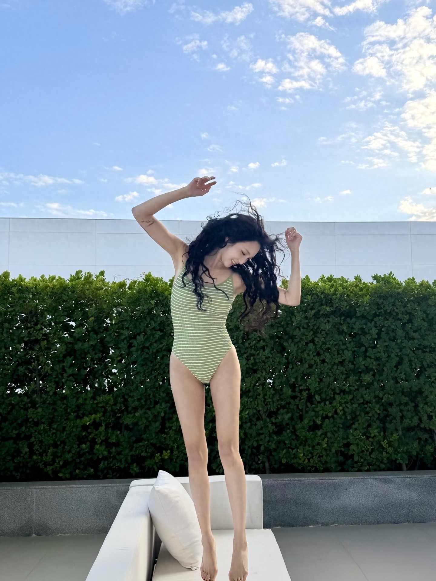 王紫璇穿泳衣晒太阳,大秀好身材!