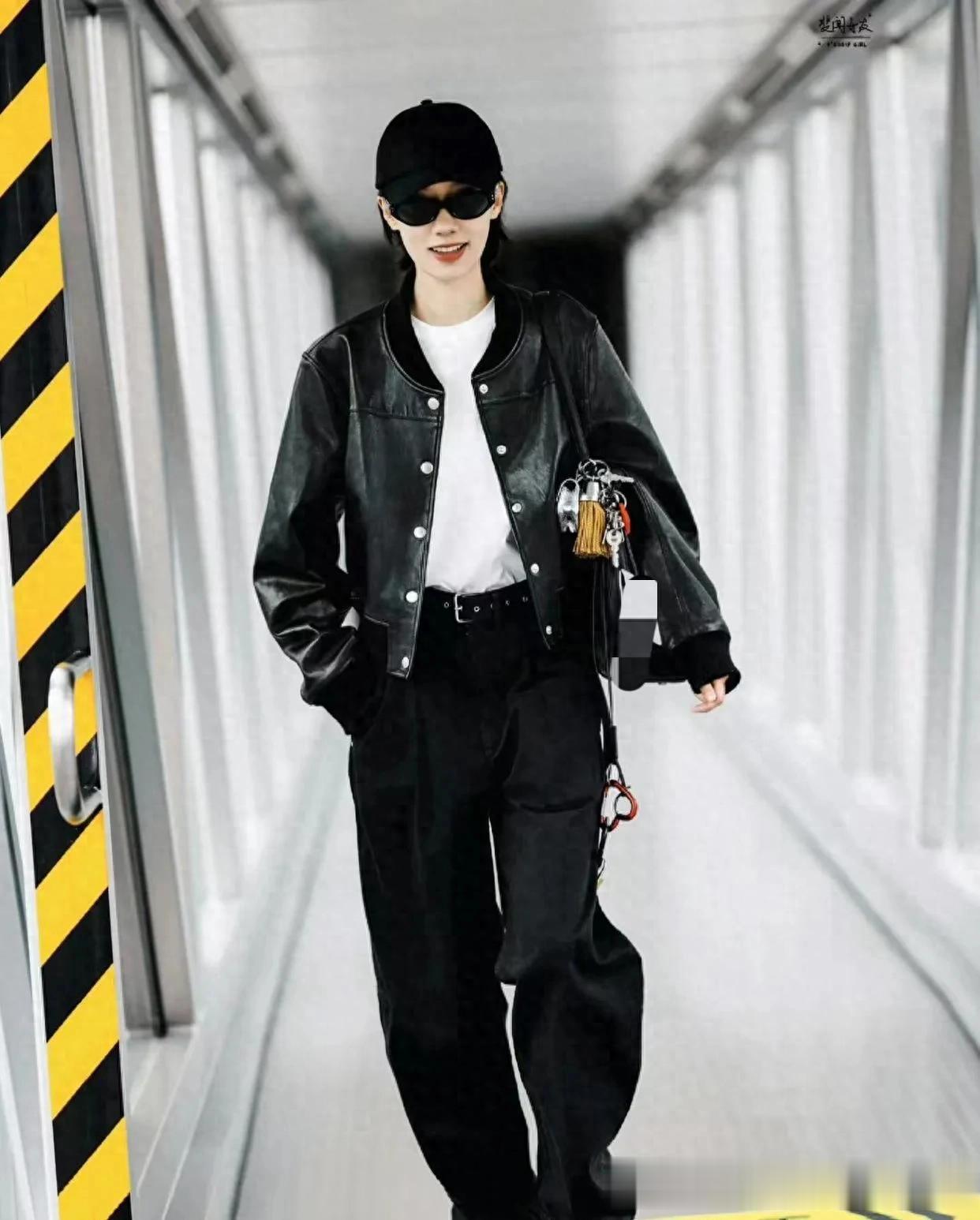 张小斐剪短发气质大变！穿黑色皮外套+白T+阔腿裤，时髦又酷飒！