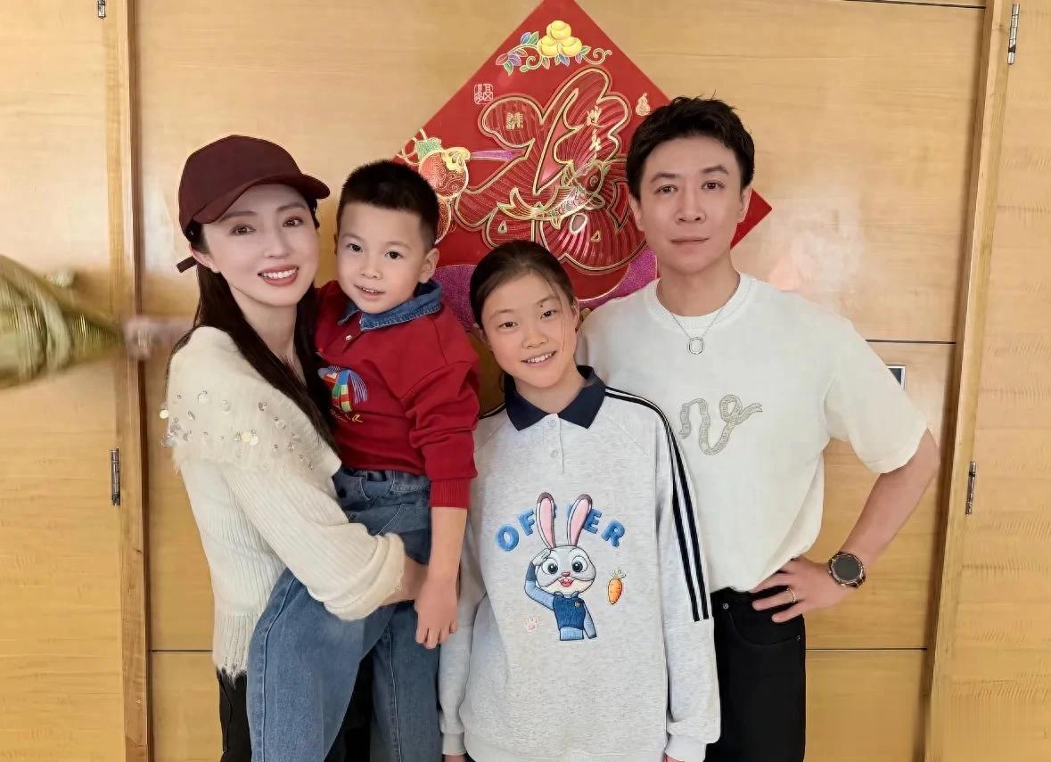 董璇婚后首次回婆家，一大家子人合照，外婆见着外孙眼泪止不住