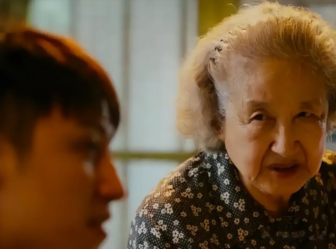 全程装疯卖傻，腿粗屁股大，一人连累29集剧，央八力捧都没用