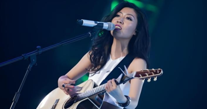 曲婉婷新社交账号被封，复出之路被堵死，曾公开为贪污犯母亲喊冤