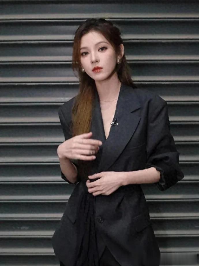 张予曦换了半扎发型气质大变！穿西装+阔腿裤，美得像换了个人！