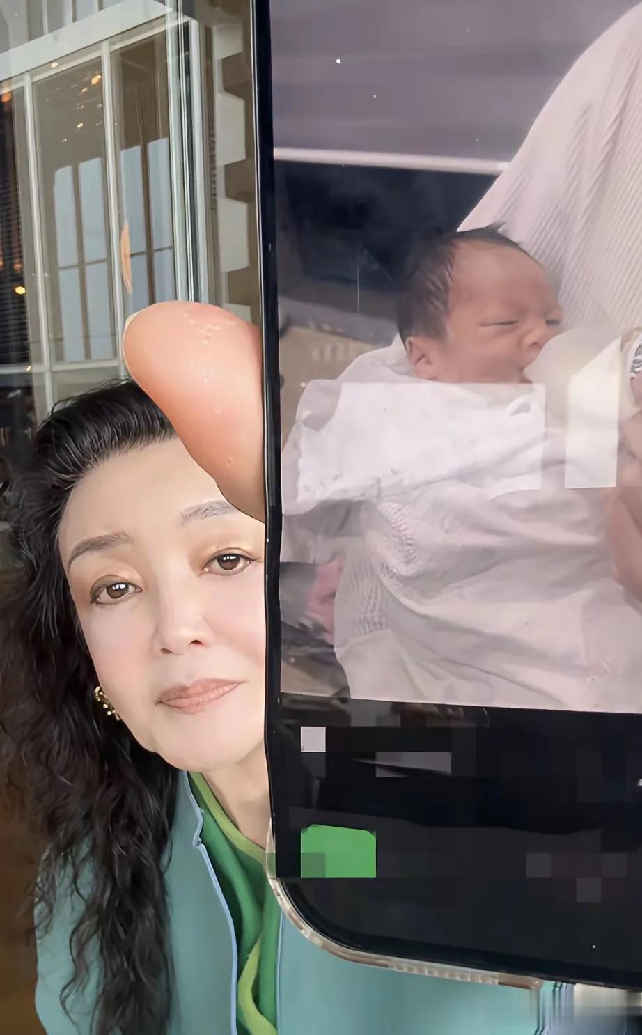 马筱梅更新动态,晒出儿子睁眼照,鼻梁高挺五官大气,嘴像妈妈