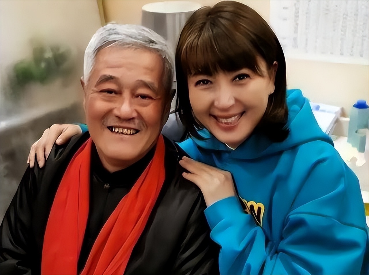 哭穷风波仅2月，闫学晶再曝猛料，这回谁也救不了“堕落”的她
